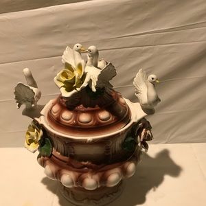 LG CAPODIMONTE 17/13 PORCELAIN Cookie jar/server.